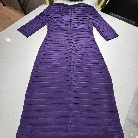 Jolie robe cocktail pourpre unie de longueur midi - Picture 3 of 8